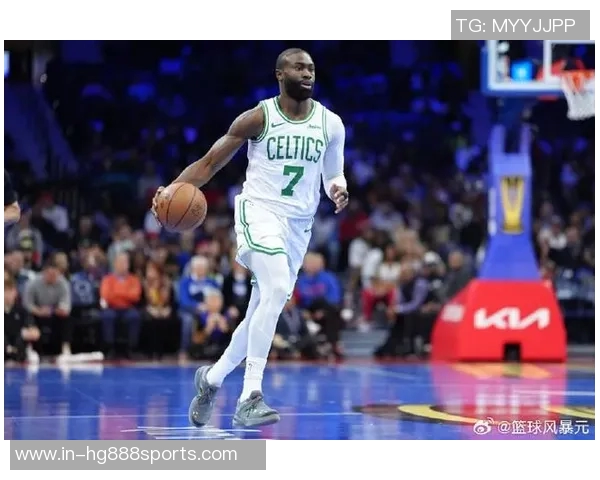 杰伦布朗勇猛冲击篮筐展现强硬风格却意外零罚球引发热议